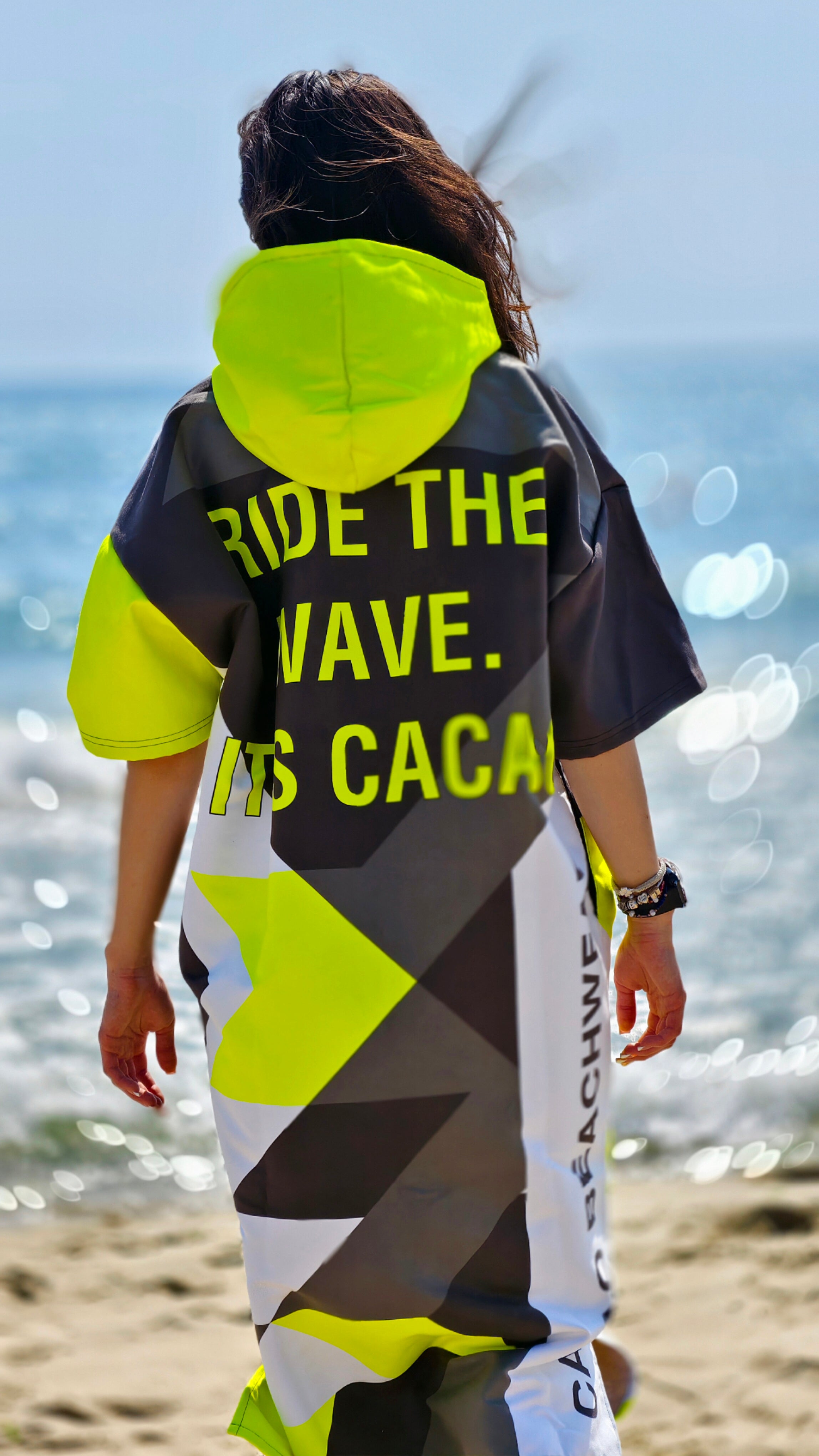 Poncho mare da donna Solar Vibes NanoDry Ultra™ con cappuccio, zip e tasche – CACAO Beachwear™
