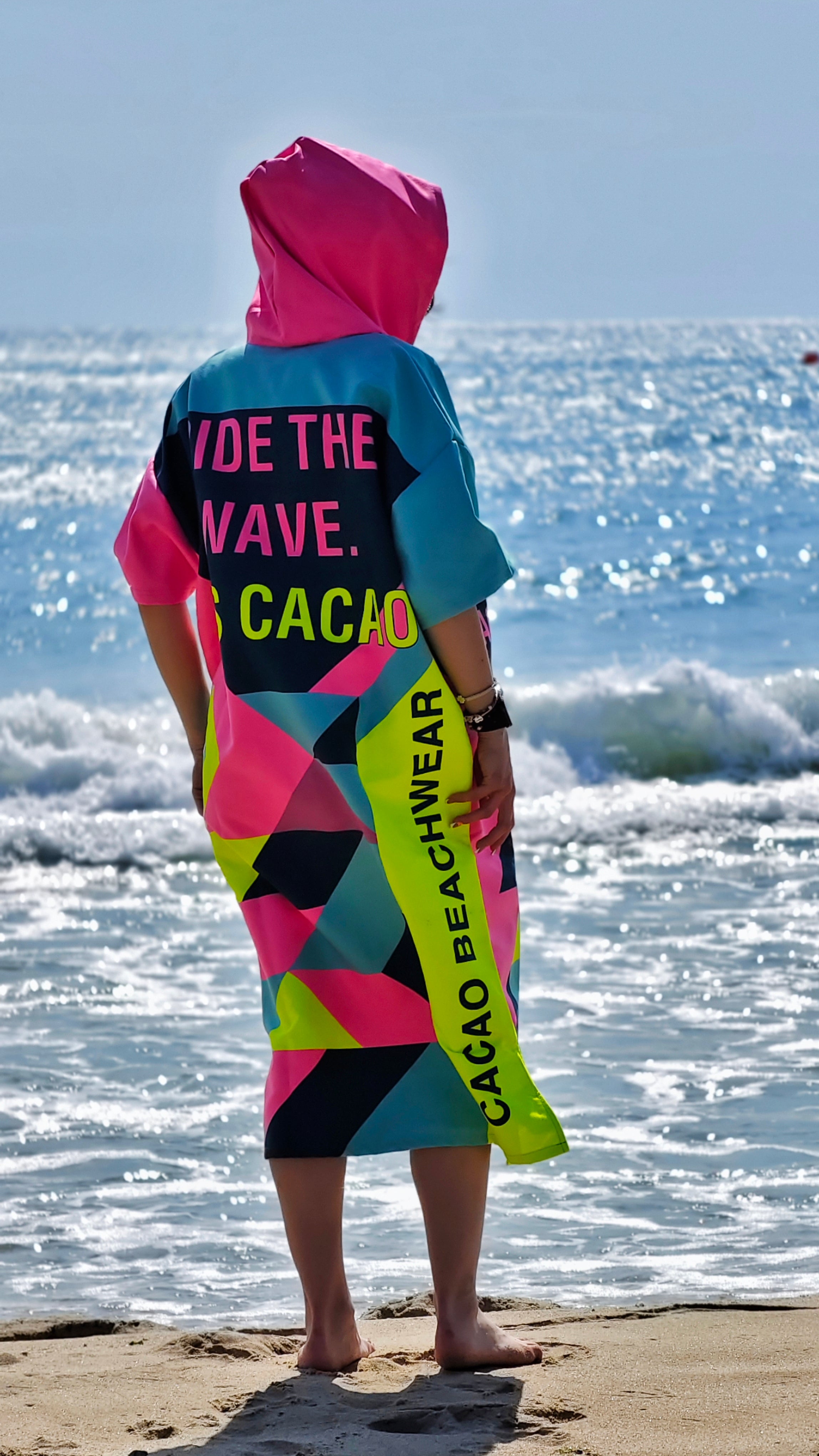 Colorful Solar Vibes dames strandponcho NanoDry Ultra™ handdoek met capuchon, ritssluiting en zakken – CACAO Beachwear™

