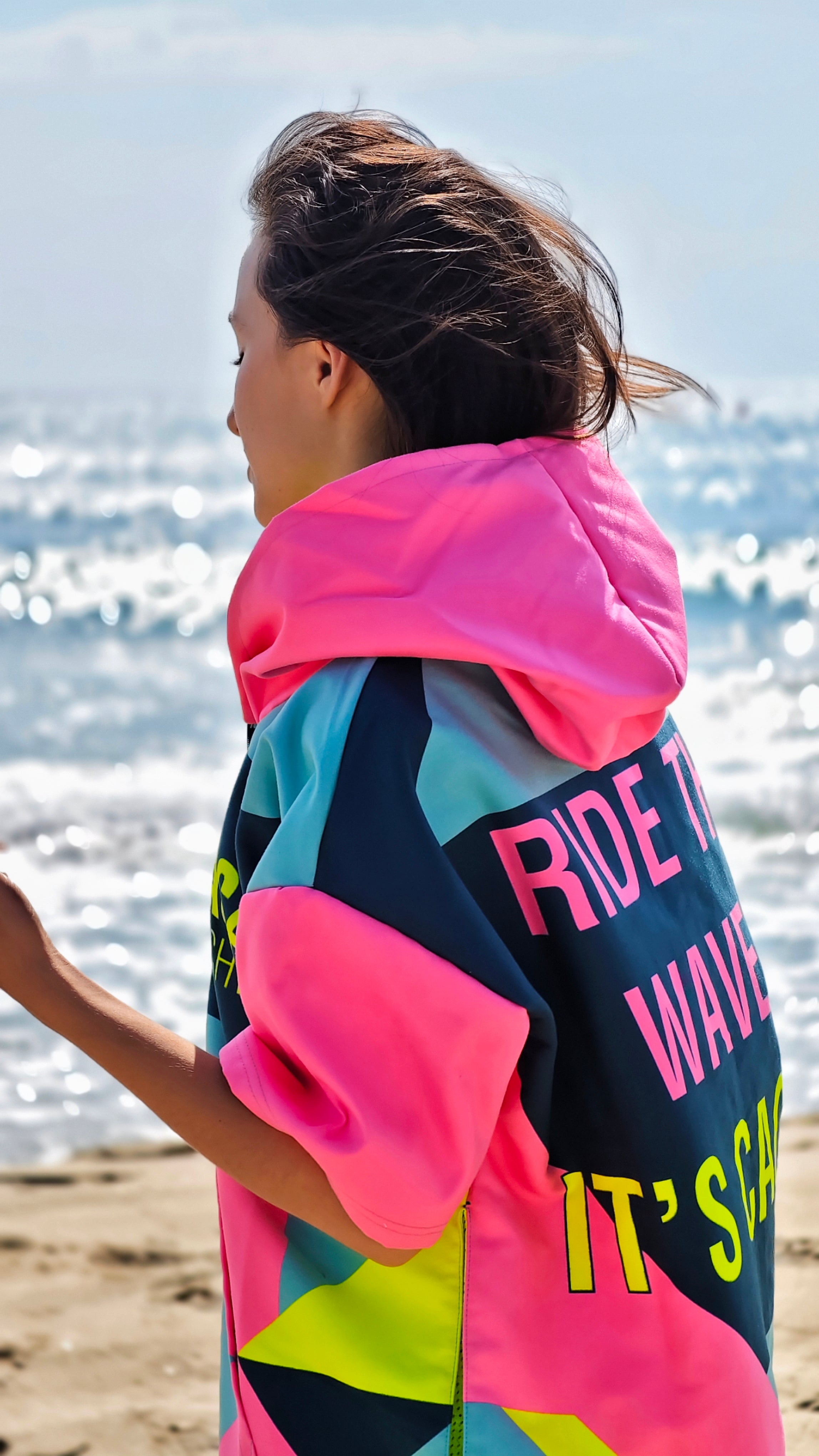 Colorful Solar Vibes dames strandponcho NanoDry Ultra™ handdoek met capuchon, ritssluiting en zakken – CACAO Beachwear™
