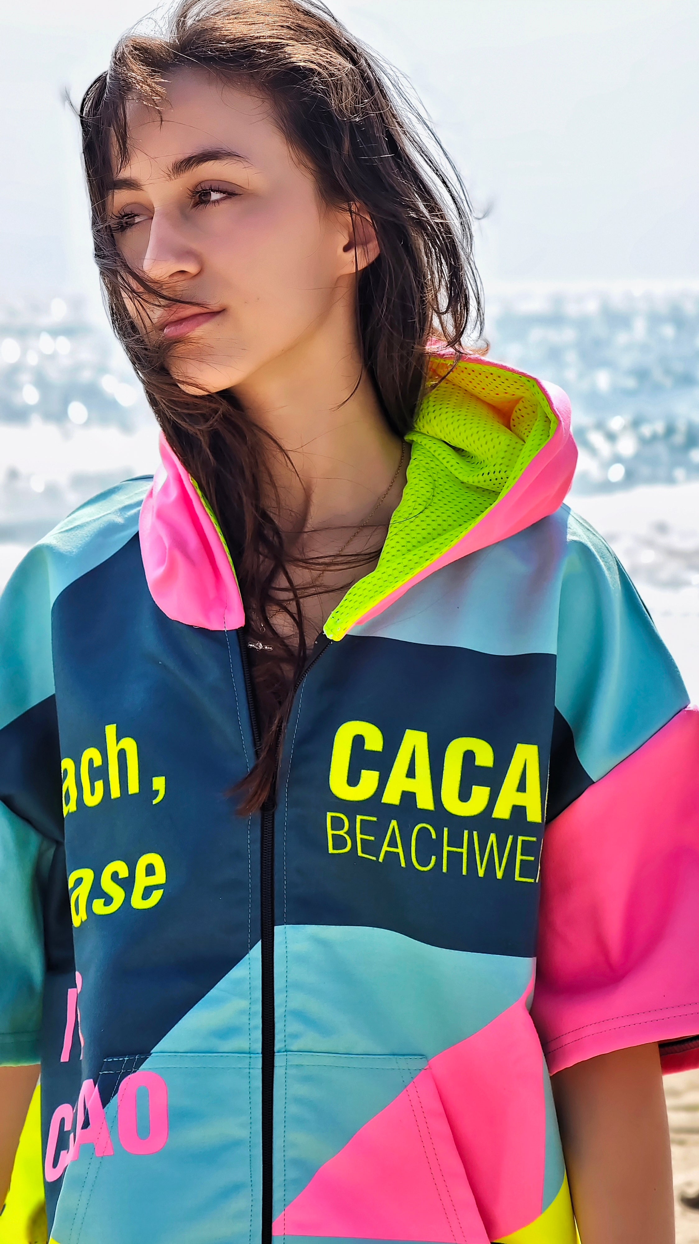 Colorful Solar Vibes dames strandponcho NanoDry Ultra™ handdoek met capuchon, ritssluiting en zakken – CACAO Beachwear™

