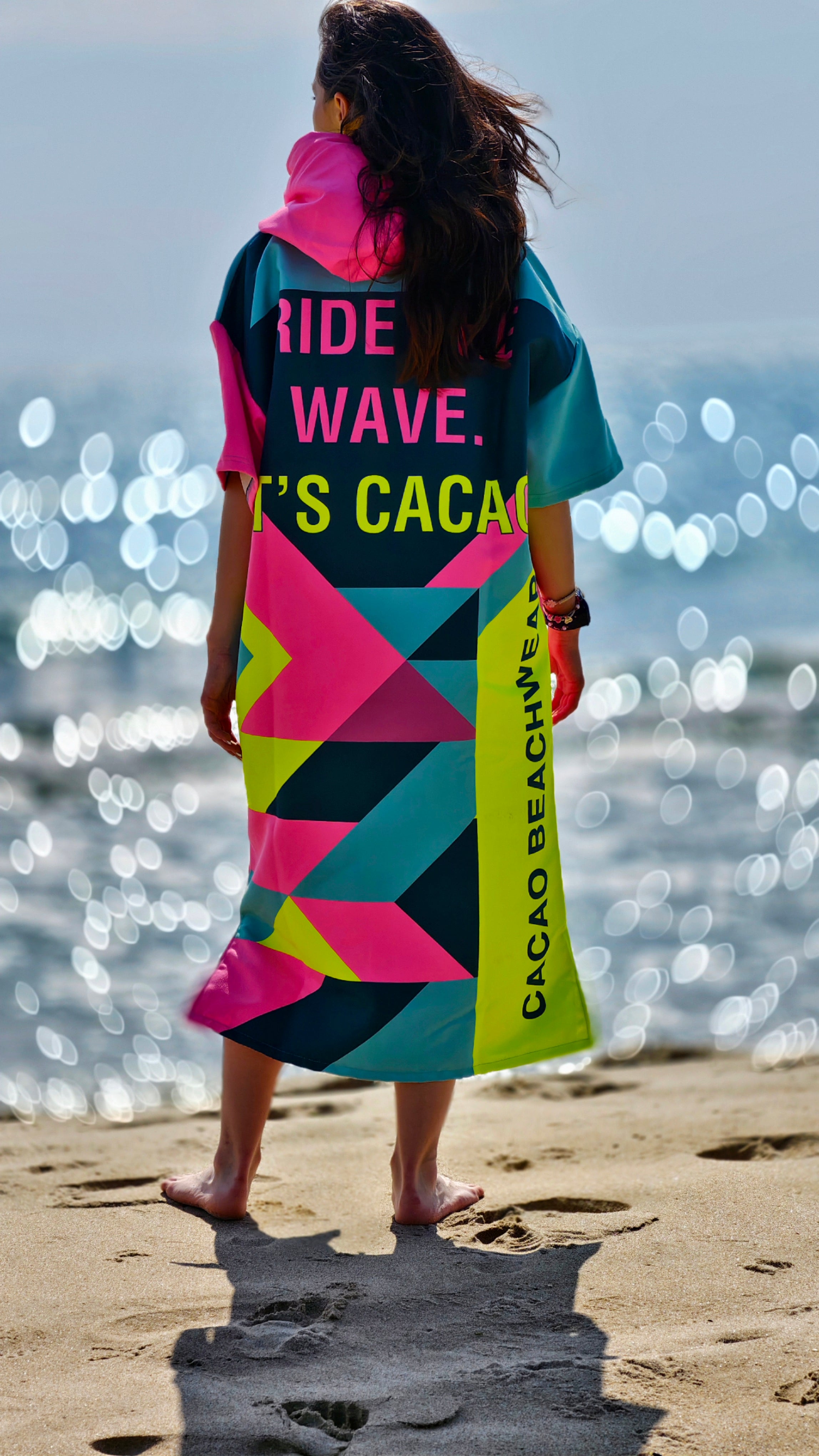Poncho mare da donna Solar Vibes Colorful NanoDry Ultra™ con cappuccio, zip e tasche – CACAO Beachwear™
