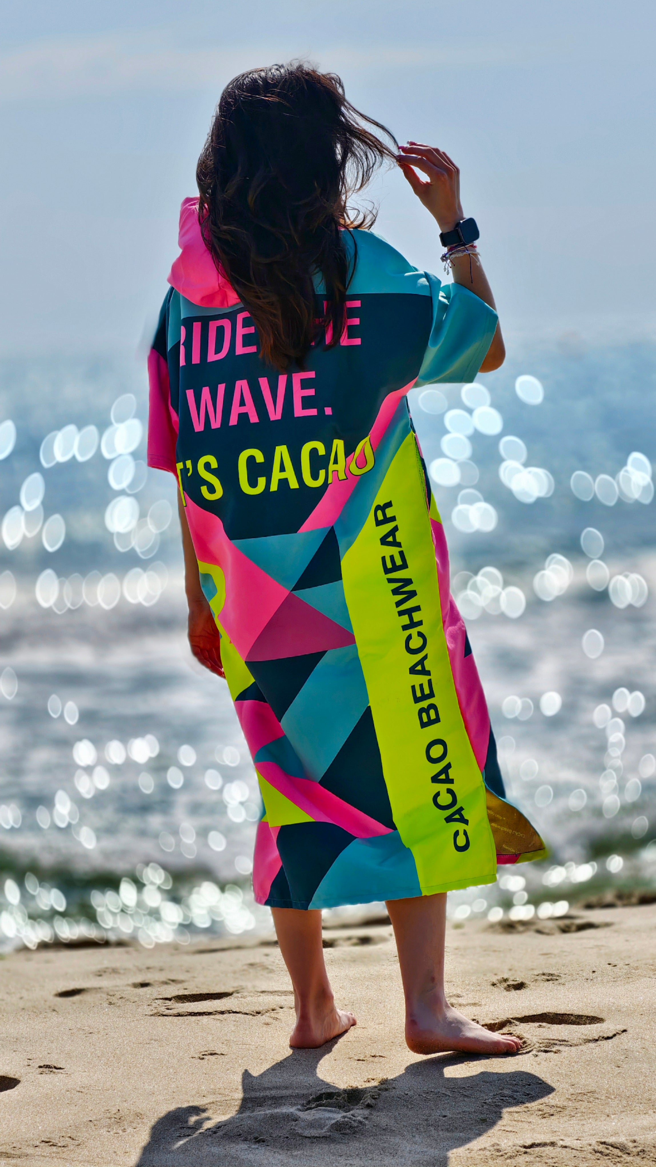 Colorful Solar Vibes dames strandponcho NanoDry Ultra™ handdoek met capuchon, ritssluiting en zakken – CACAO Beachwear™
