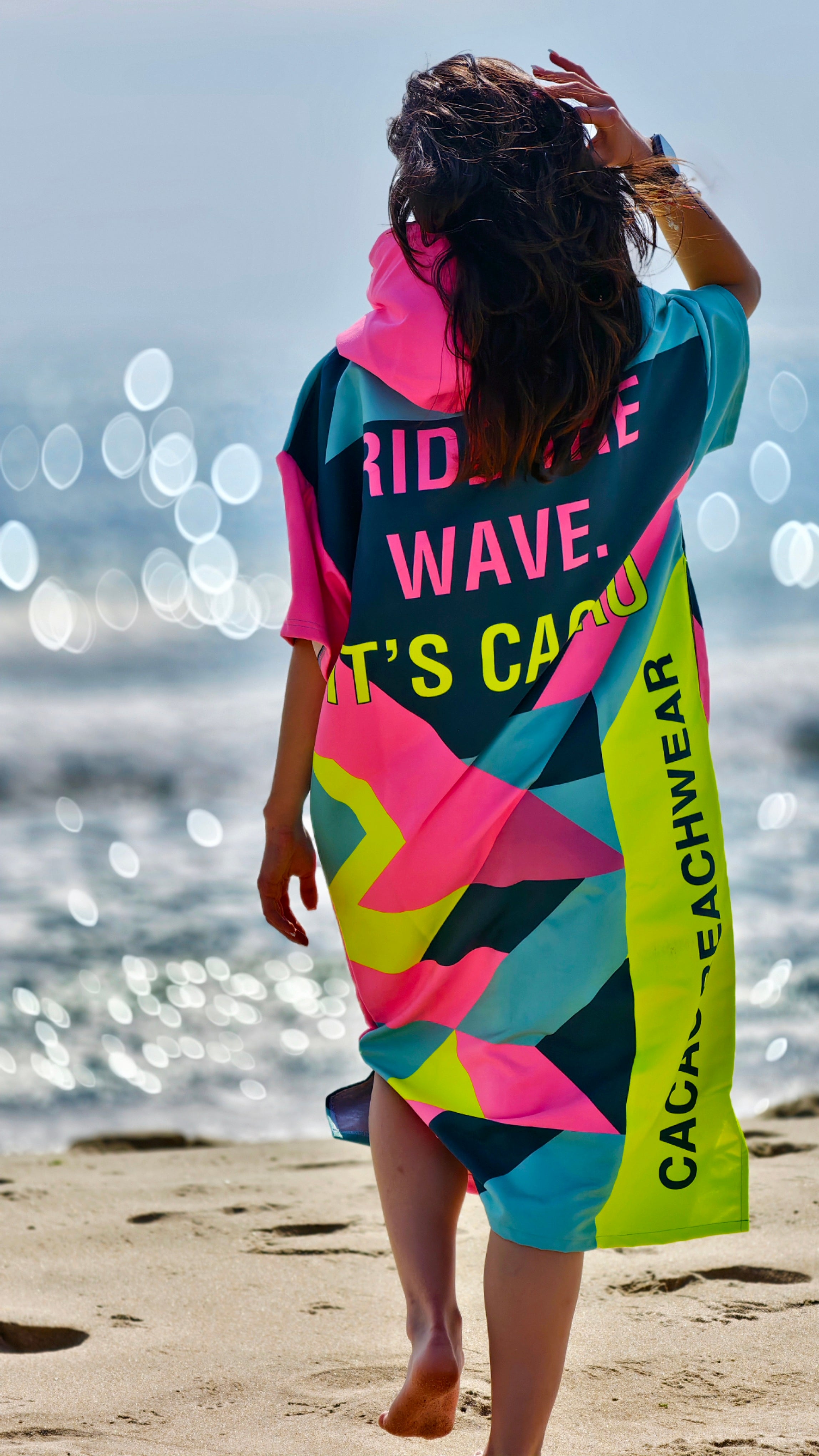 Colorful Solar Vibes dames strandponcho NanoDry Ultra™ handdoek met capuchon, ritssluiting en zakken – CACAO Beachwear™
