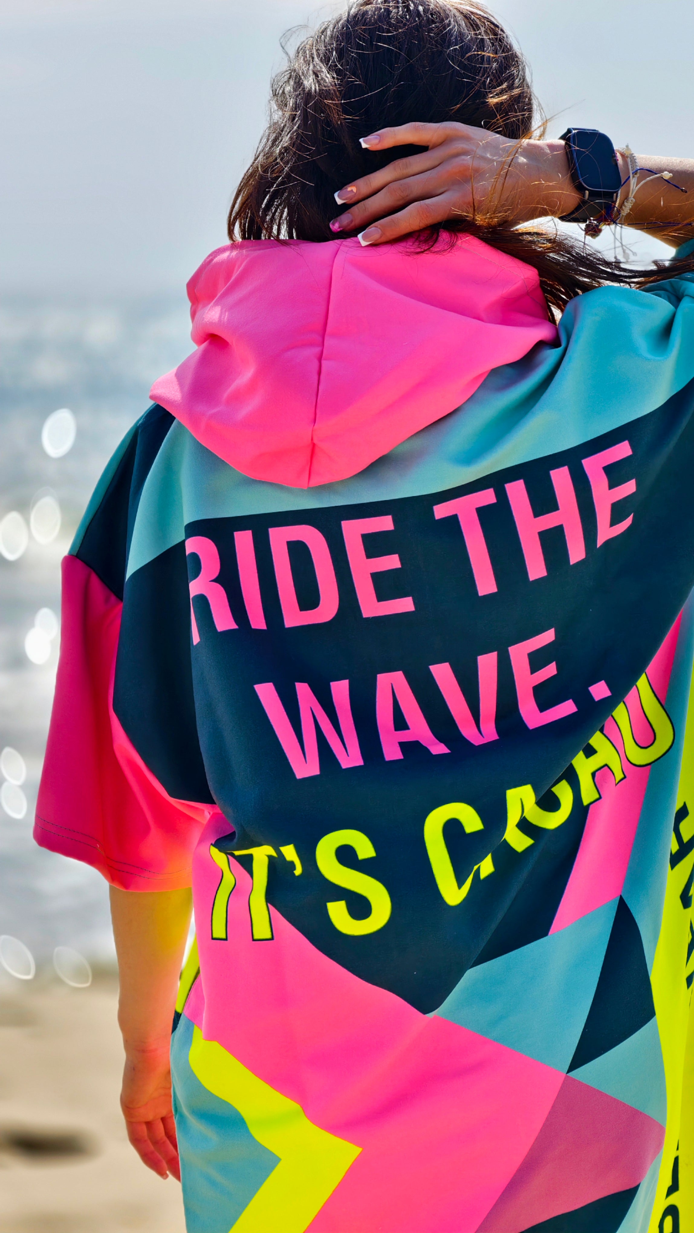 Colorful Solar Vibes dames strandponcho NanoDry Ultra™ handdoek met capuchon, ritssluiting en zakken – CACAO Beachwear™

