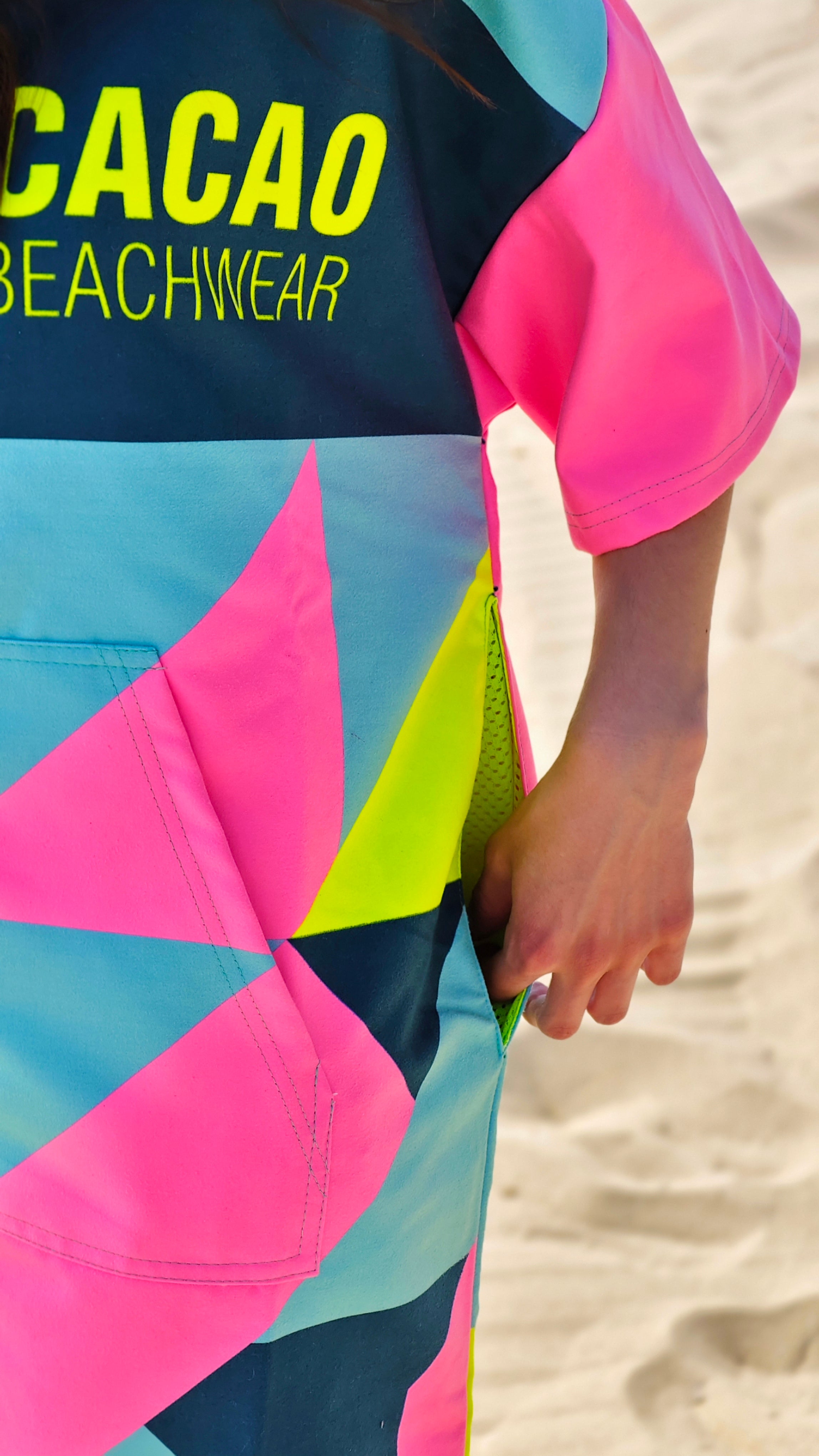 Colorful Solar Vibes dames strandponcho NanoDry Ultra™ handdoek met capuchon, ritssluiting en zakken – CACAO Beachwear™
