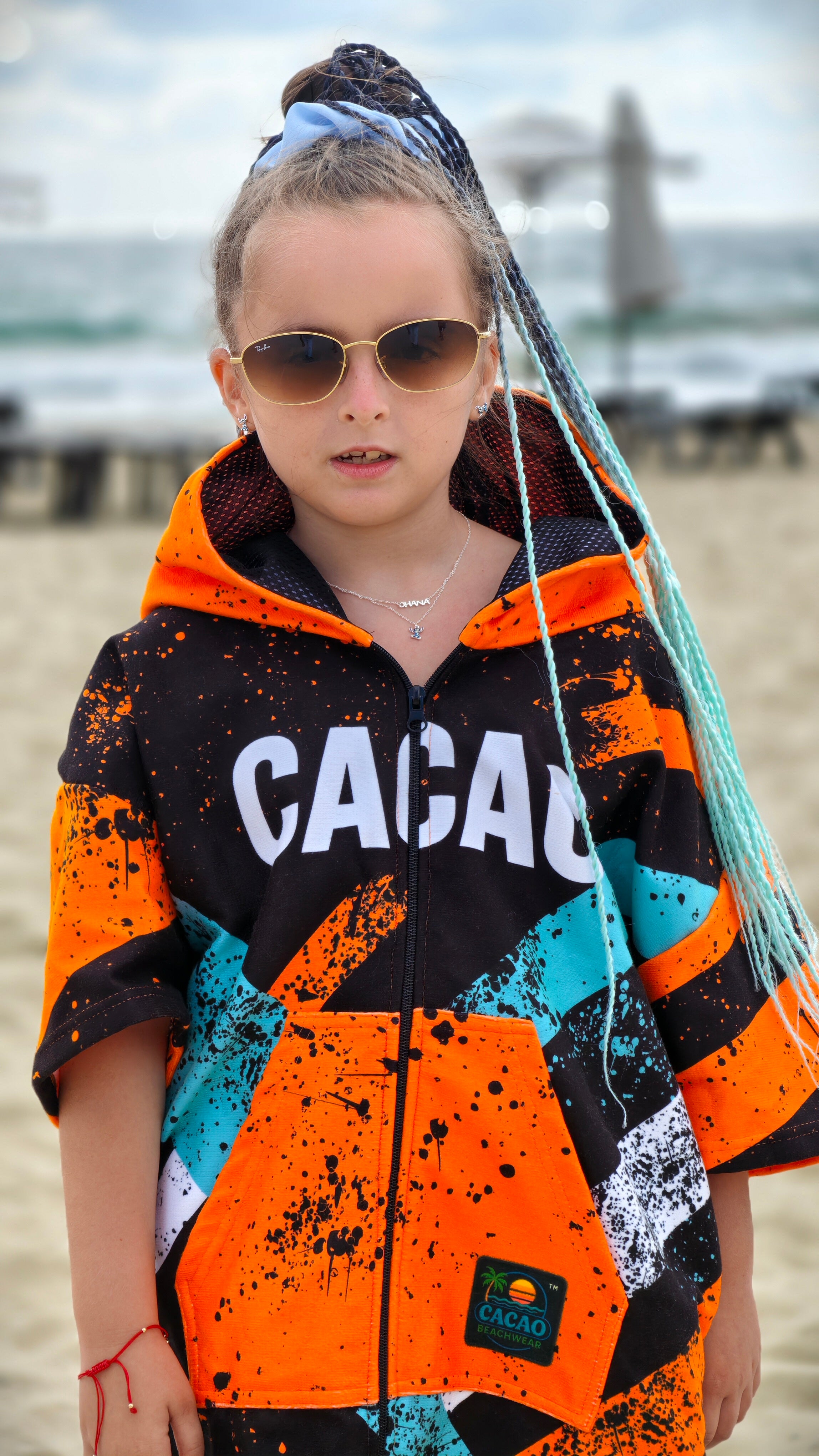 Blue Spirit kinderstrandponcho-handdoek voor meisjes met capuchon, rits en zakken – CACAO Beachwear™
