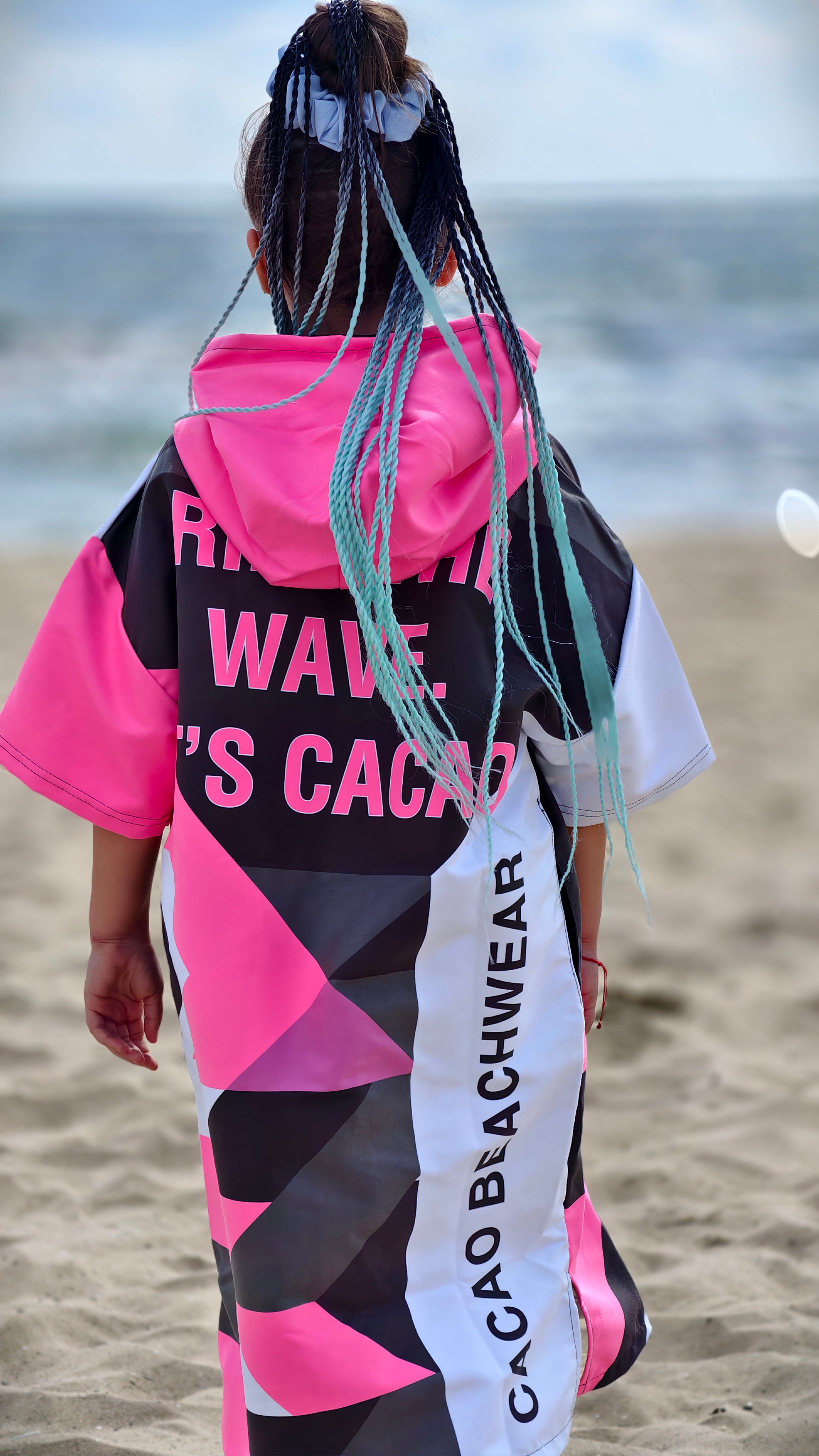 Solar Vibes Pink kinderstrandponcho NanoDry Ultra™ handdoek voor meisjes met capuchon, rits en zakken – CACAO Beachwear™
