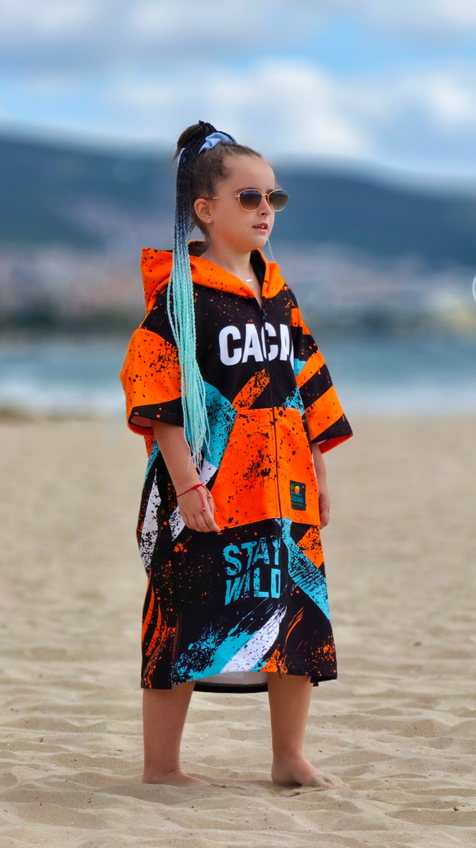 Blue Spirit kinderstrandponcho-handdoek voor meisjes met capuchon, rits en zakken – CACAO Beachwear™
