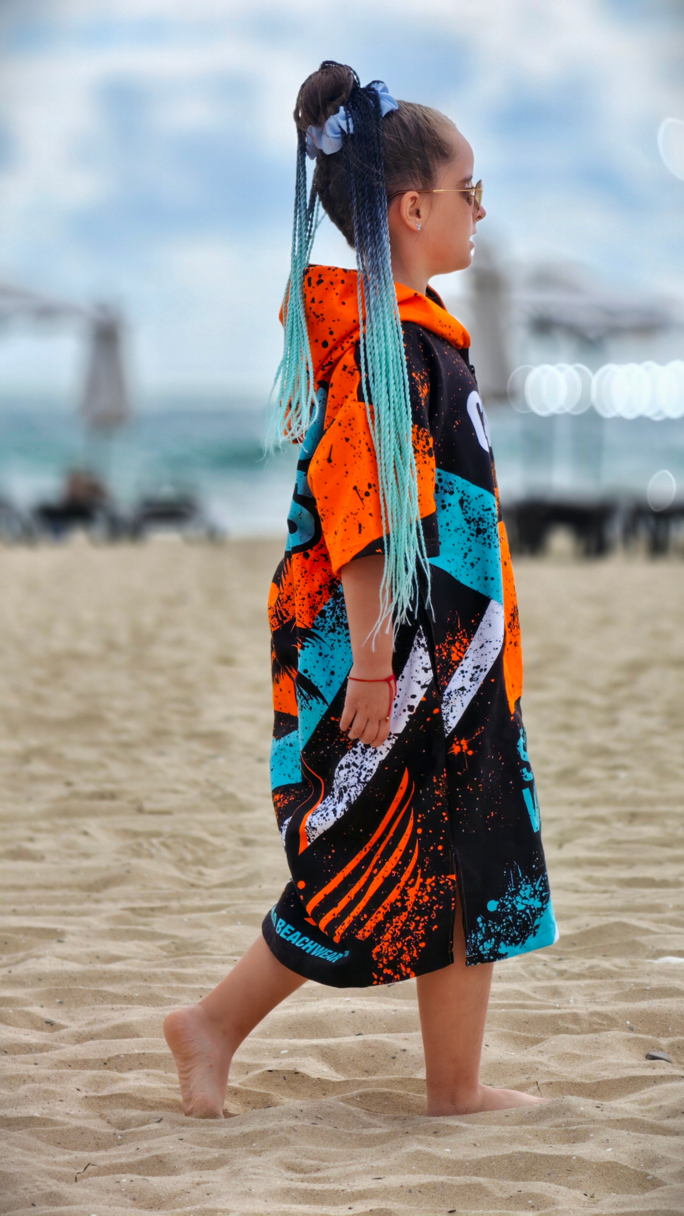 Blue Spirit kinderstrandponcho-handdoek voor meisjes met capuchon, rits en zakken – CACAO Beachwear™
