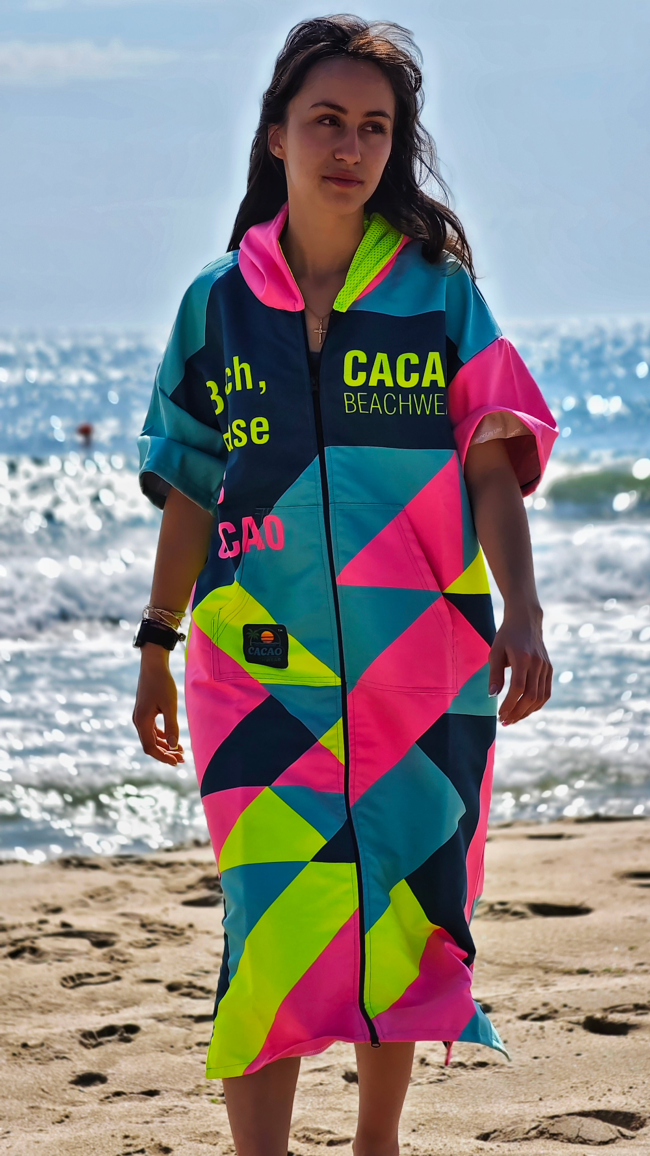 Colorful Solar Vibes dames strandponcho NanoDry Ultra™ handdoek met capuchon, ritssluiting en zakken – CACAO Beachwear™

