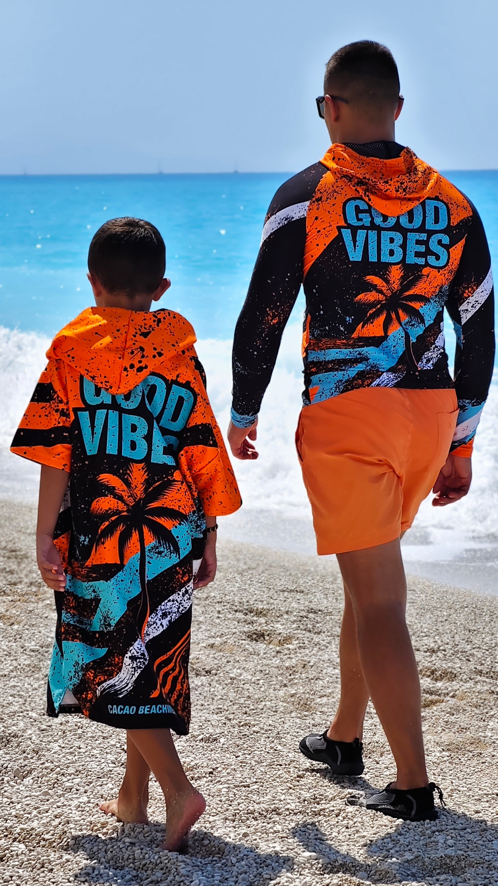 Blue Spirit kinder strandponcho-handdoek voor jongens met capuchon, ritssluiting en zakken – CACAO Beachwear™
