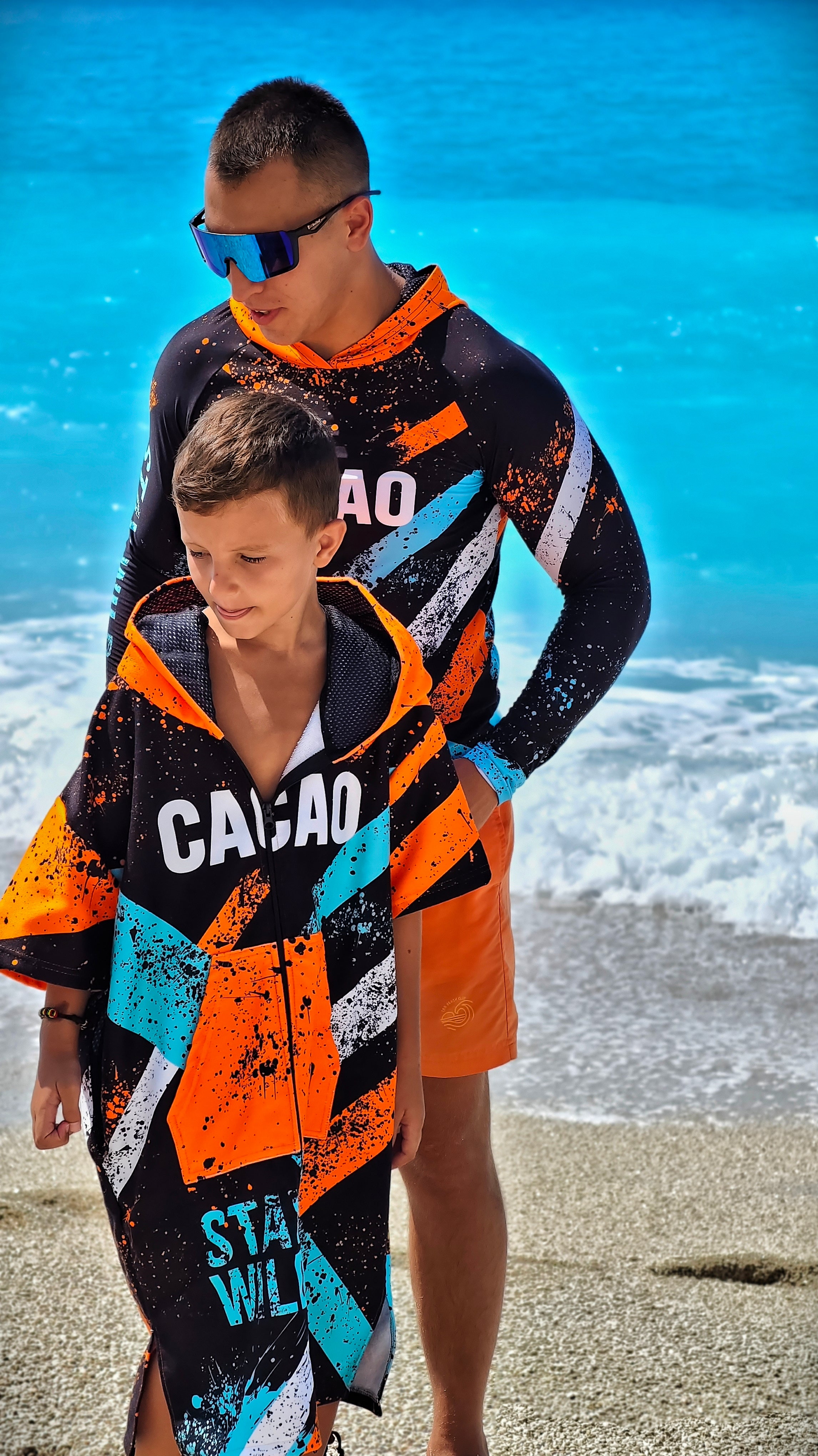 Blue Spirit kinder strandponcho-handdoek voor jongens met capuchon, ritssluiting en zakken – CACAO Beachwear™
