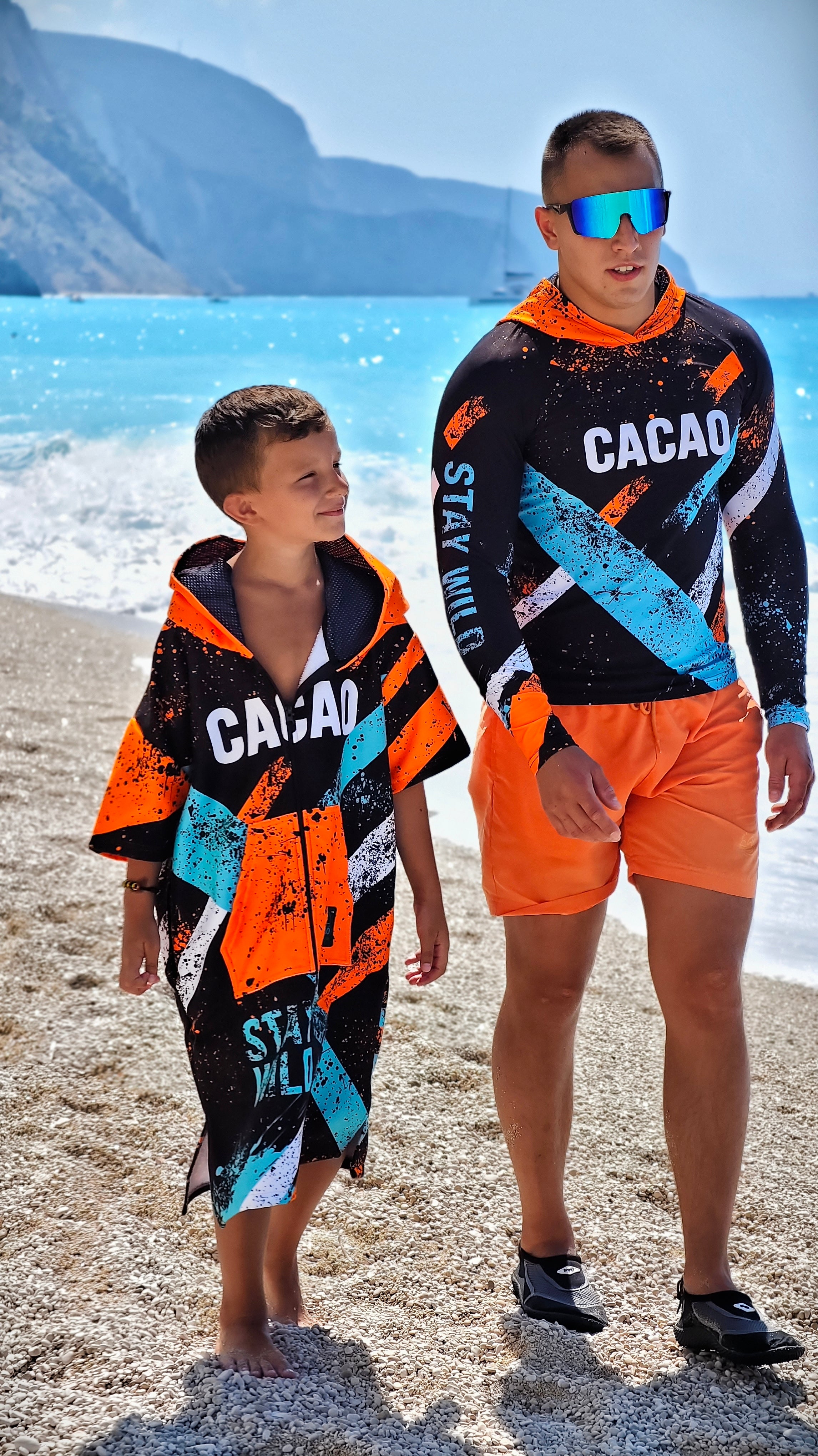 Blue Spirit kinder strandponcho-handdoek voor jongens met capuchon, ritssluiting en zakken – CACAO Beachwear™

