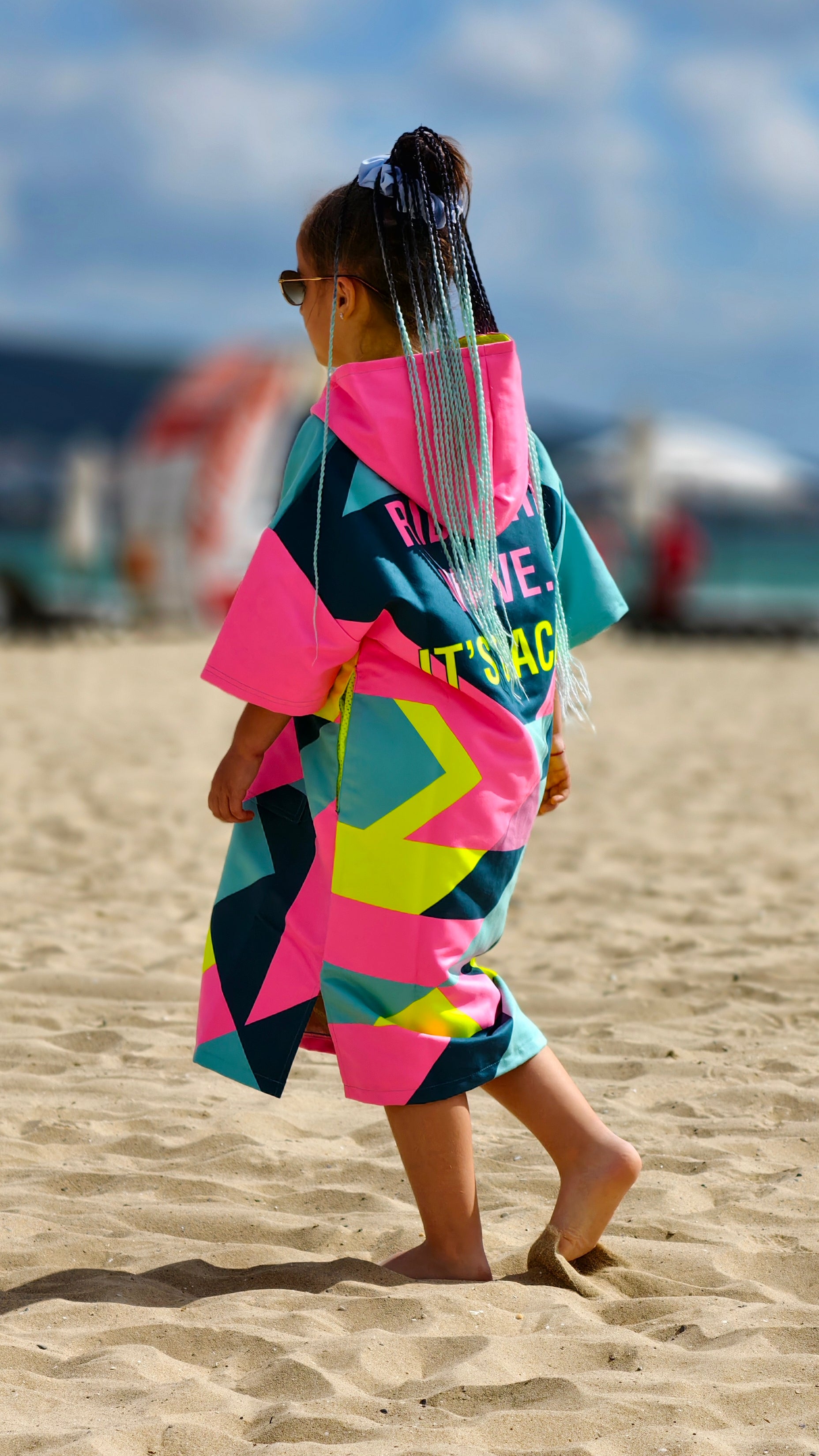 Colorful Solar Vibes kinderstrandponcho NanoDry Ultra™ handdoek voor meisjes met capuchon, rits en zakken – CACAO Beachwear™
