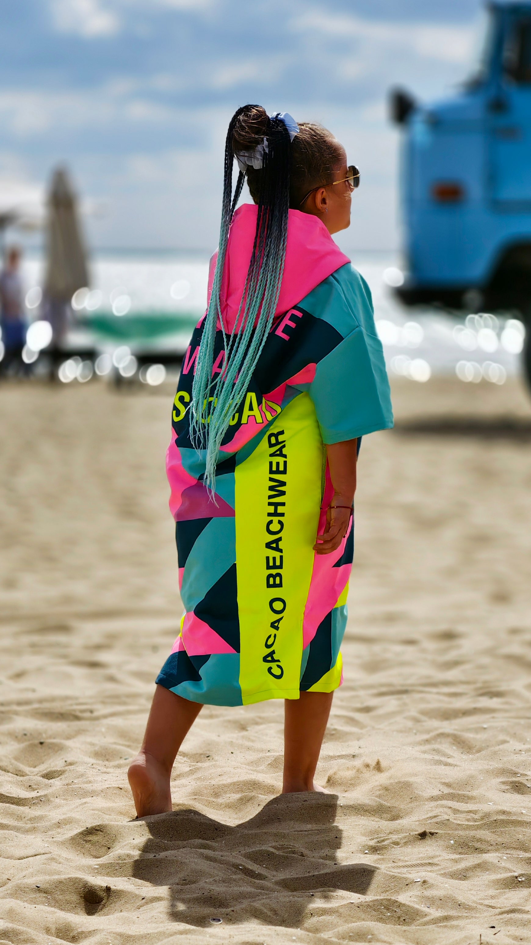 Colorful Solar Vibes kinderstrandponcho NanoDry Ultra™ handdoek voor meisjes met capuchon, rits en zakken – CACAO Beachwear™
