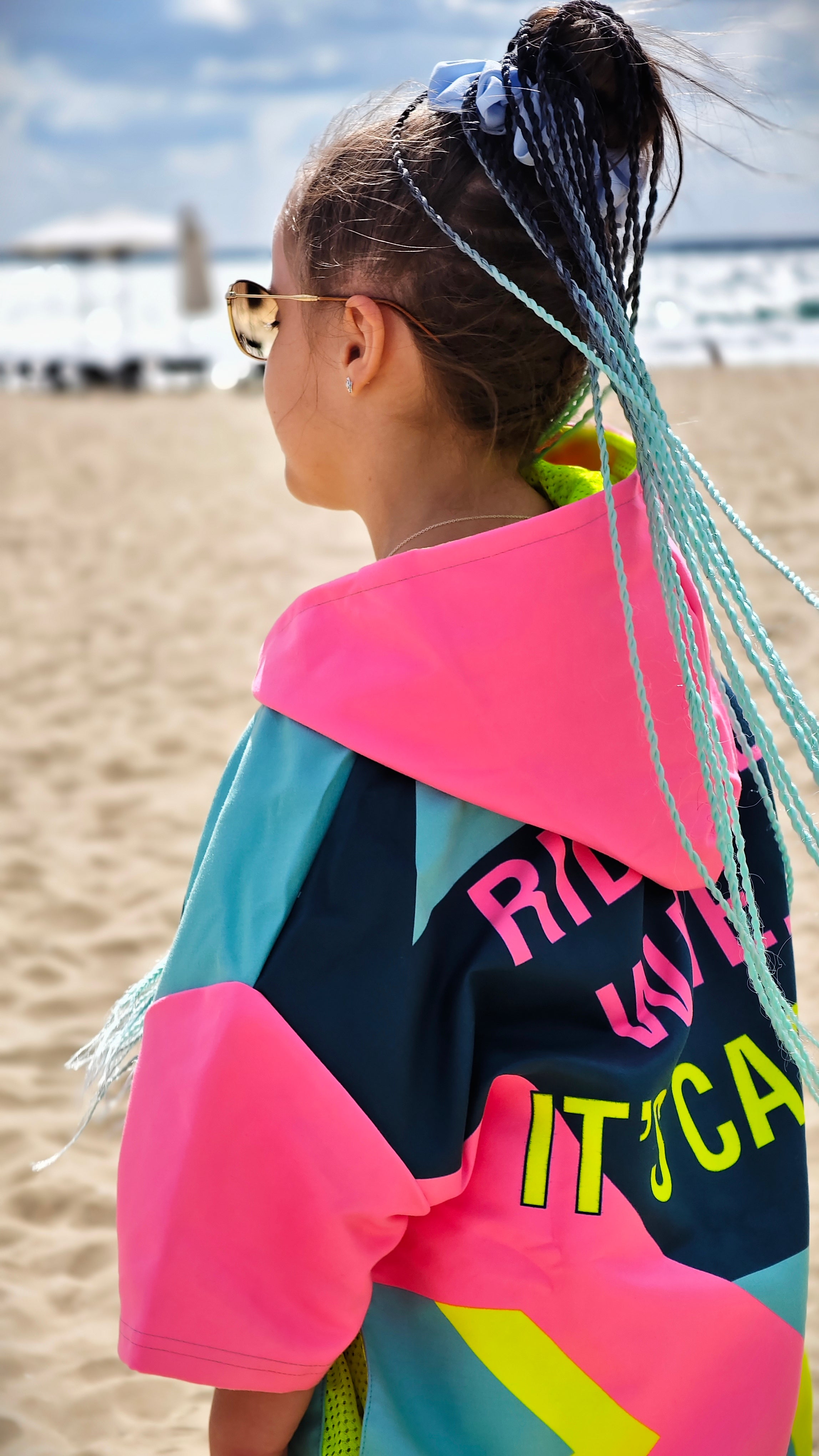 Colorful Solar Vibes kinderstrandponcho NanoDry Ultra™ handdoek voor meisjes met capuchon, rits en zakken – CACAO Beachwear™

