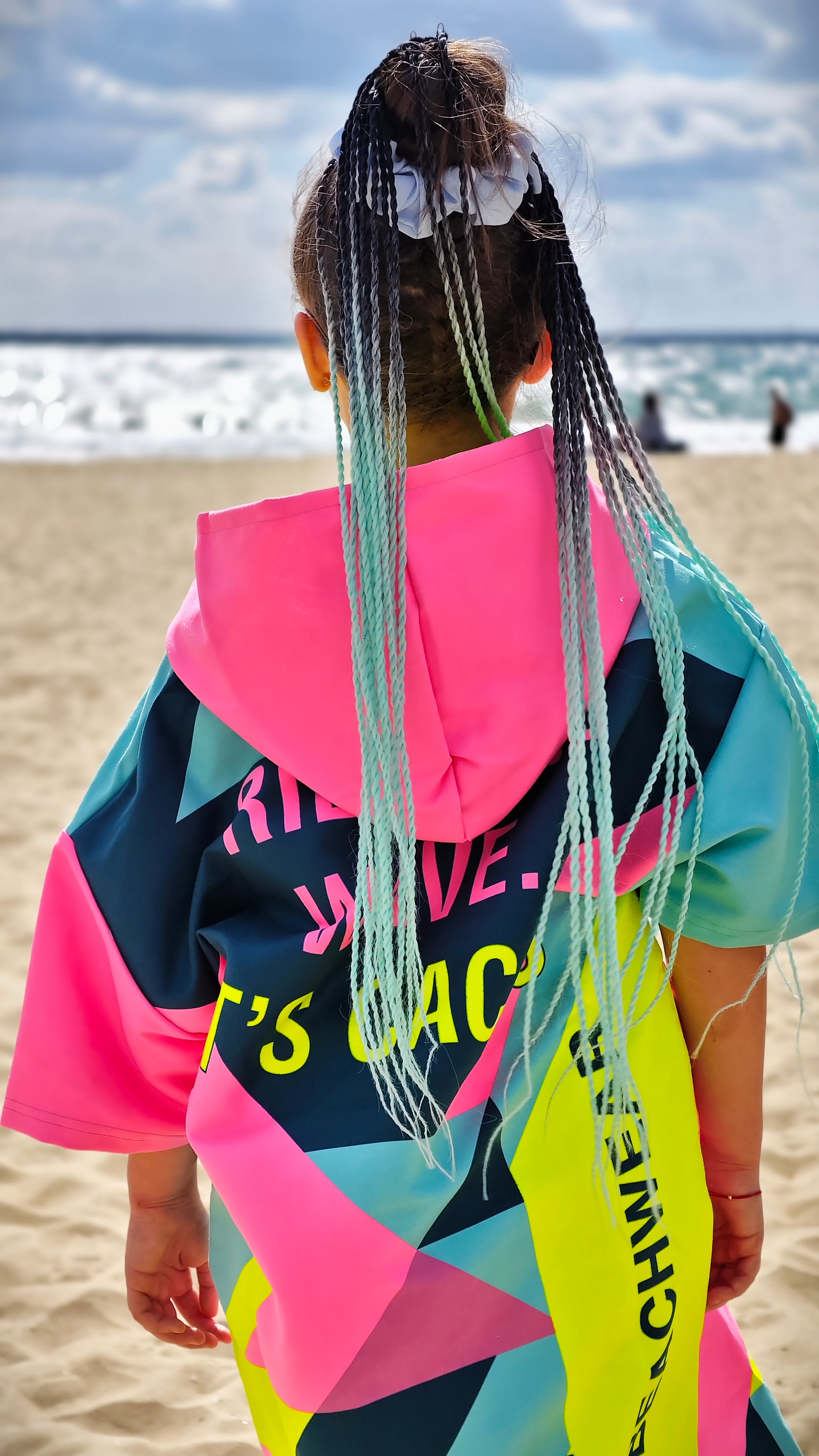 Colorful Solar Vibes kinderstrandponcho NanoDry Ultra™ handdoek voor meisjes met capuchon, rits en zakken – CACAO Beachwear™

