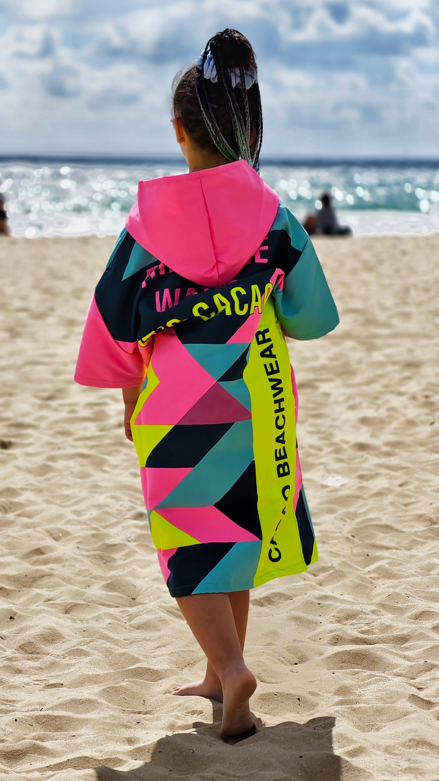 Colorful Solar Vibes kinderstrandponcho NanoDry Ultra™ handdoek voor meisjes met capuchon, rits en zakken – CACAO Beachwear™
