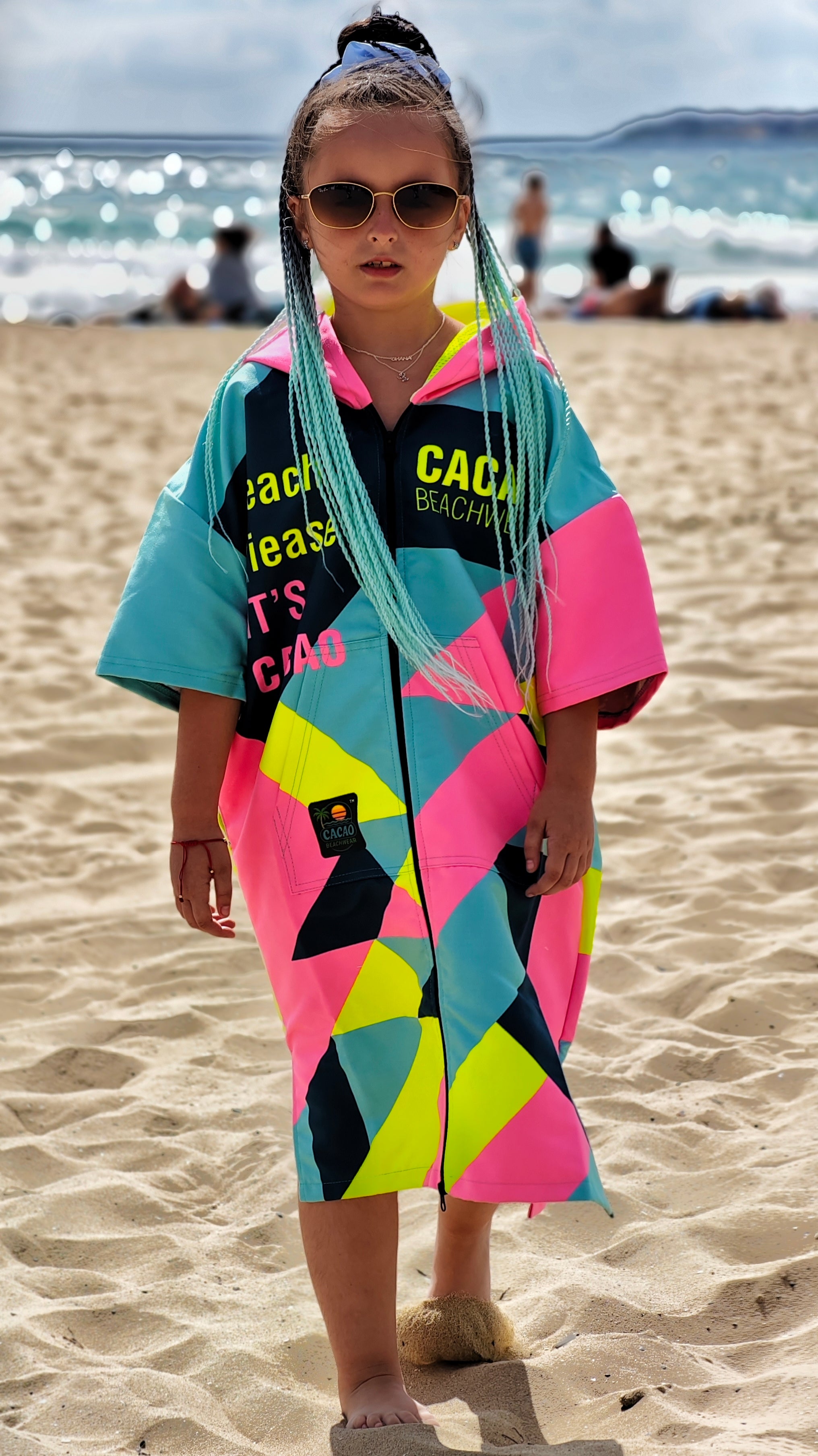 Colorful Solar Vibes kinderstrandponcho NanoDry Ultra™ handdoek voor meisjes met capuchon, rits en zakken – CACAO Beachwear™
