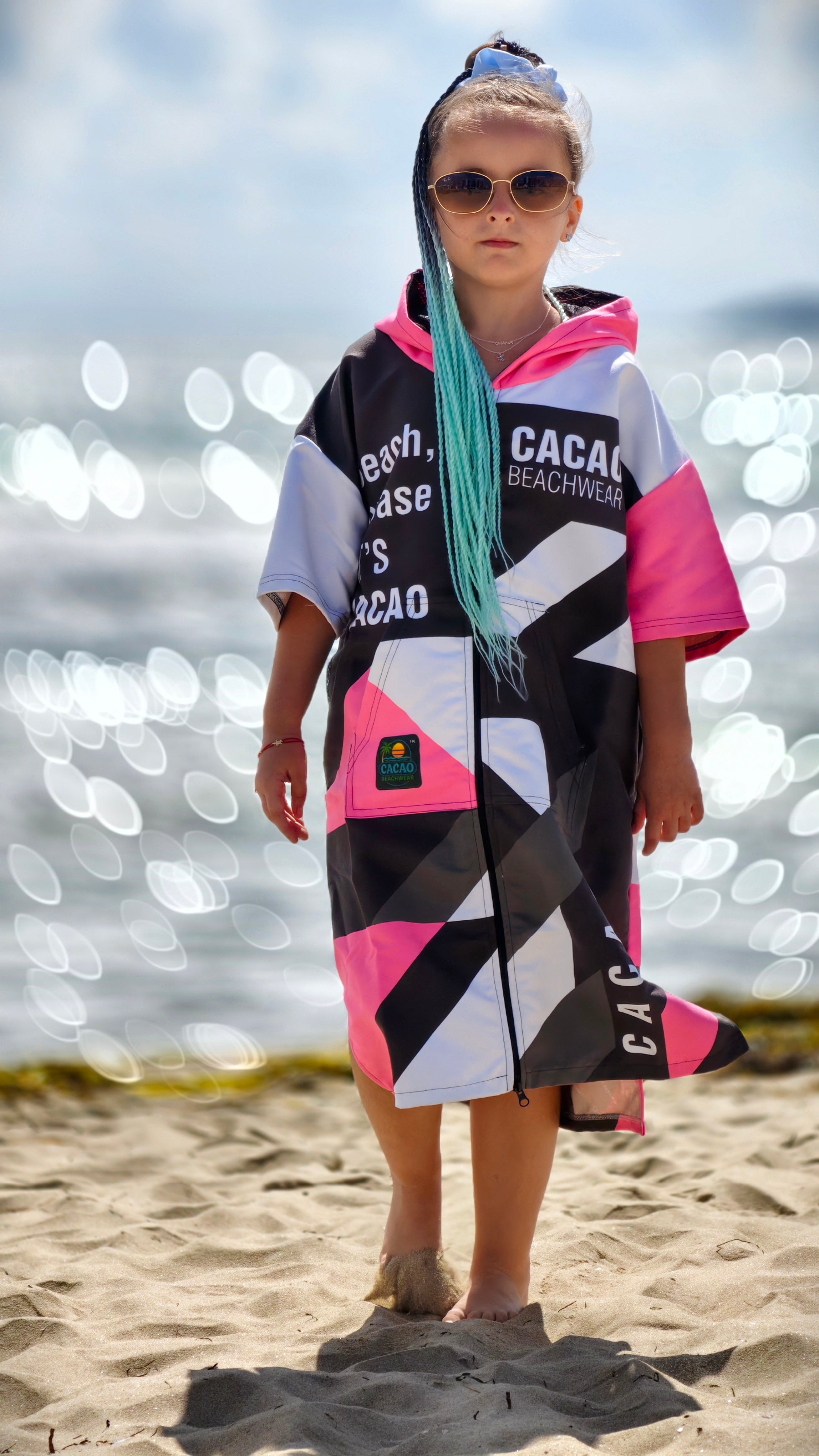 Solar Vibes Pink kinderstrandponcho NanoDry Ultra™ handdoek voor meisjes met capuchon, rits en zakken – CACAO Beachwear™
