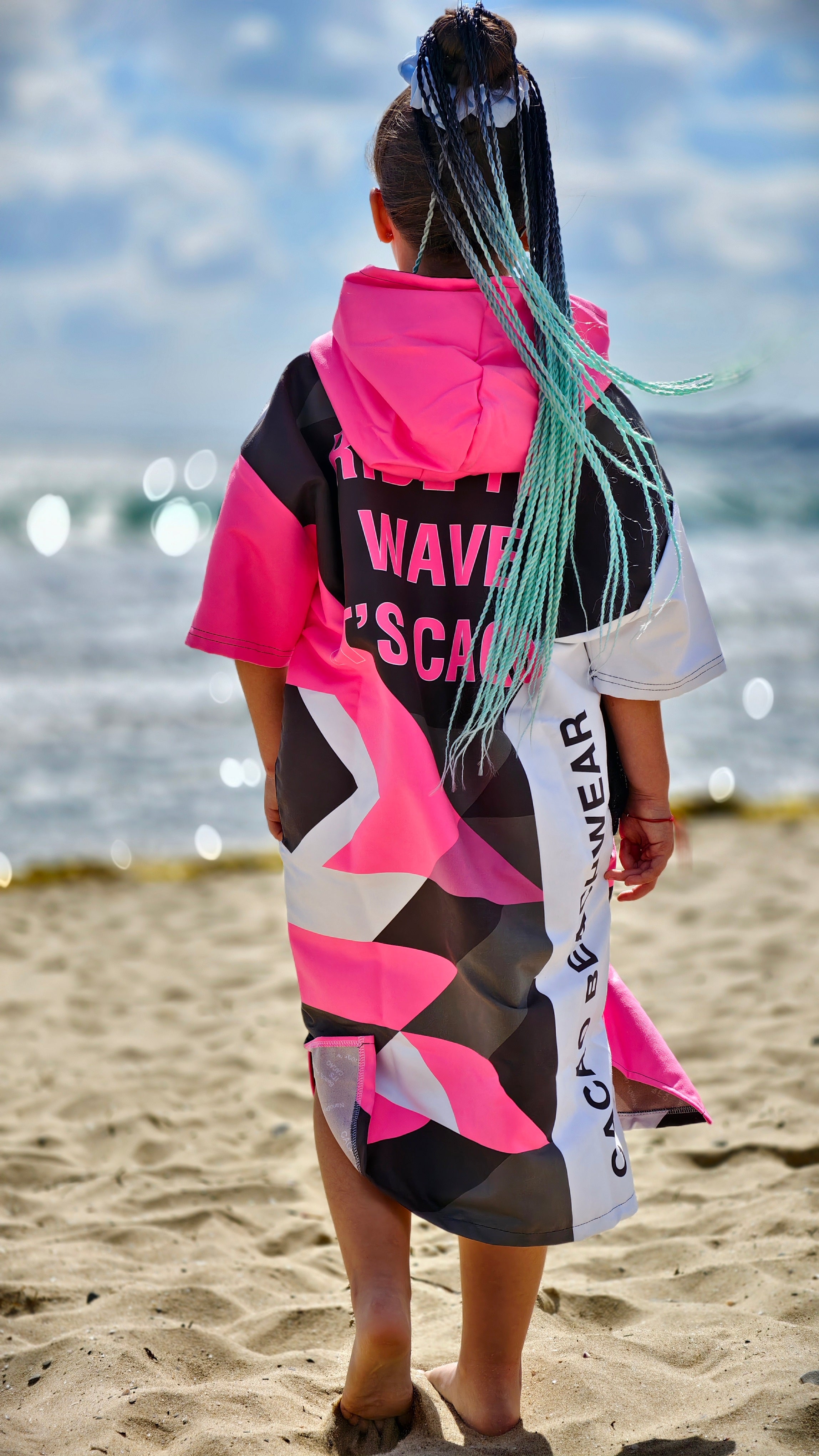 Solar Vibes Pink kinderstrandponcho NanoDry Ultra™ handdoek voor meisjes met capuchon, rits en zakken – CACAO Beachwear™
