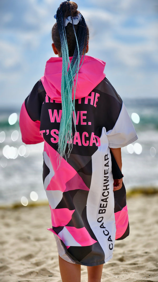 Solar Vibes Pink children’s beach poncho NanoDry Ultra™ towel for girls with hood, zipper and pockets – CACAO Beachwear™