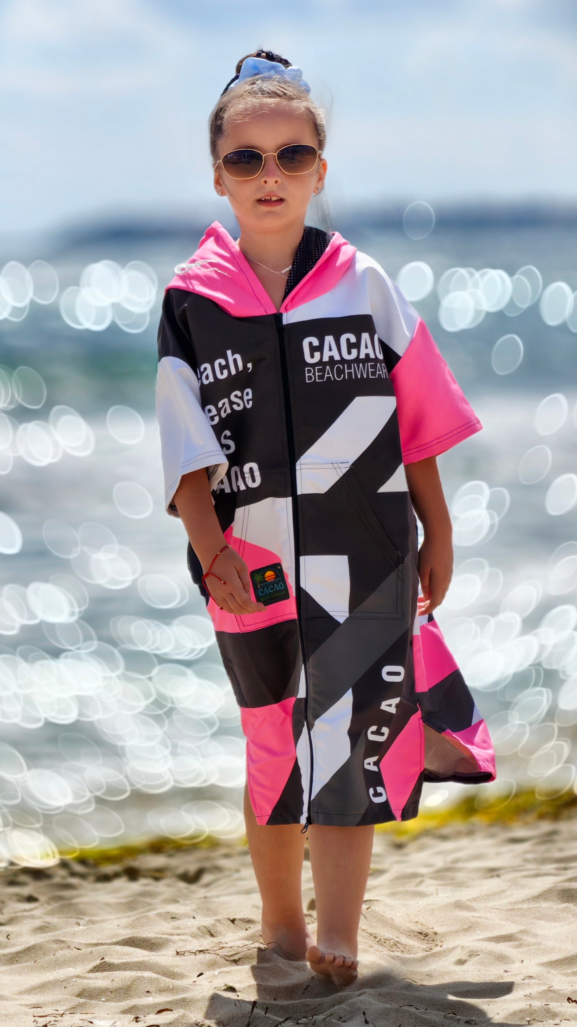 Solar Vibes Pink kinderstrandponcho NanoDry Ultra™ handdoek voor meisjes met capuchon, rits en zakken – CACAO Beachwear™
