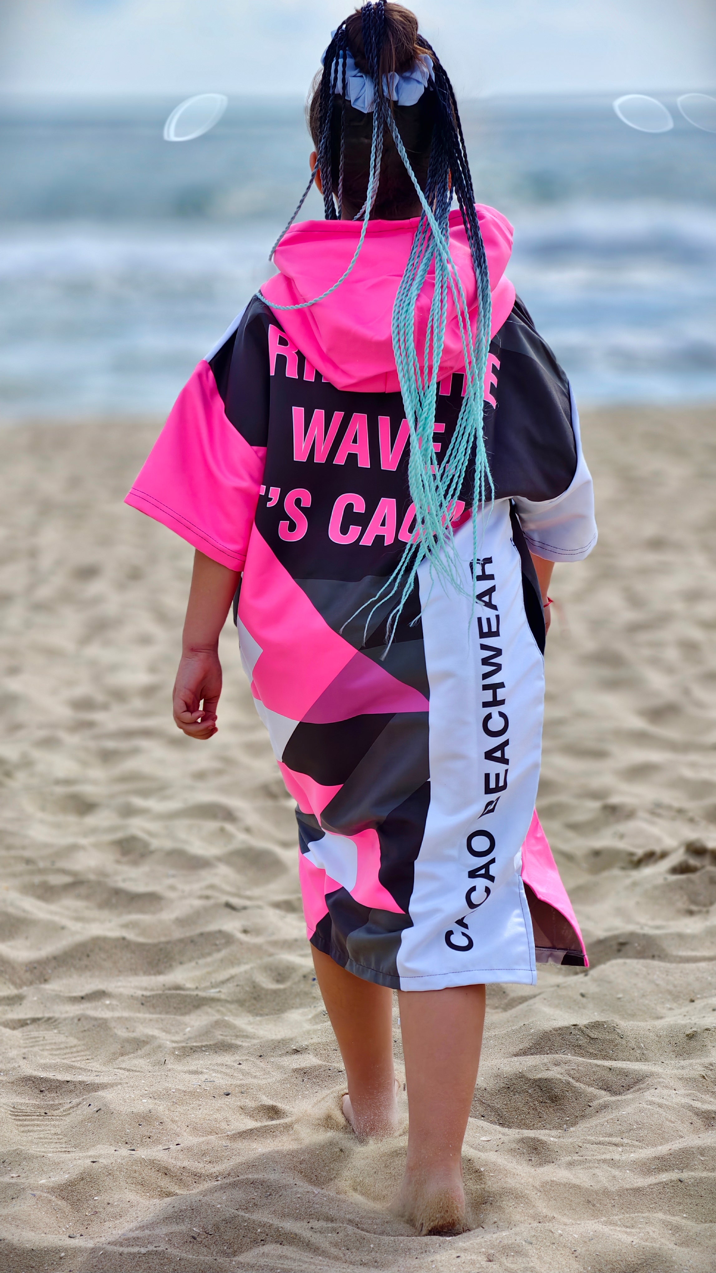Solar Vibes Pink kinderstrandponcho NanoDry Ultra™ handdoek voor meisjes met capuchon, rits en zakken – CACAO Beachwear™
