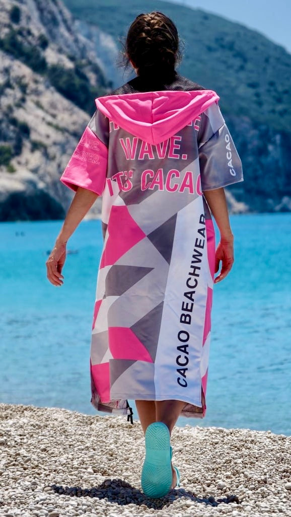 Poncho mare da donna Solar Vibes Pink NanoDry Ultra™ con cappuccio, zip e tasche – CACAO Beachwear™
